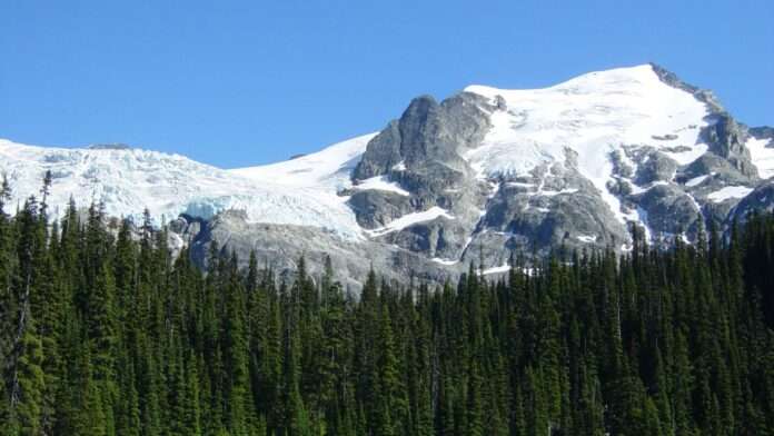 Photo of mountains in Joffre Lakes Provincial Park
