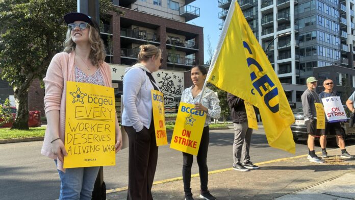 Photo of workers on BCGEU picket line